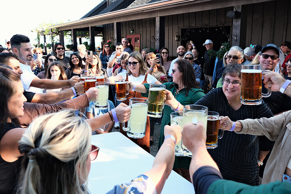 The ‘Stein Holding Contest, started out with quite a number of contestants, with Allison Scaturro winning in the women’s category and Sergio Ramirez being the lone male standing at the end. The entry fee was $20 and included a glass stein souvenir.